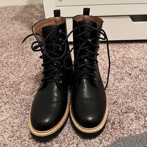 Like new! VICI black combat boots.